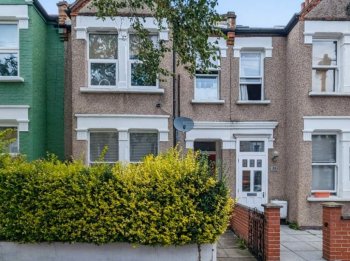 Ground floor flat for sale in Tooting, London SW17