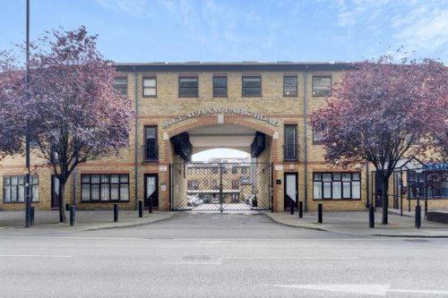 Self-contained unit for sale in Clapham