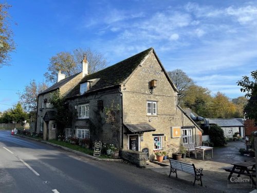Leasehold character pub for sale in Lechlade