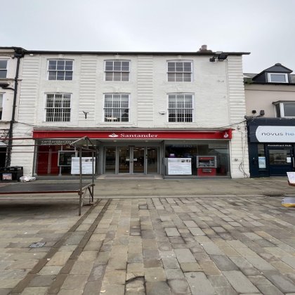 High Stree Retail Premises For Sale in Pontefract, West Yorkshire