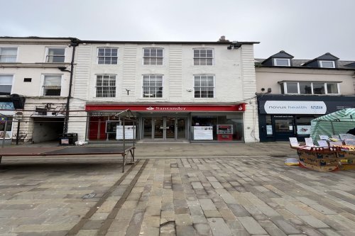 High Stree Retail Premises For Sale in Pontefract, West Yorkshire