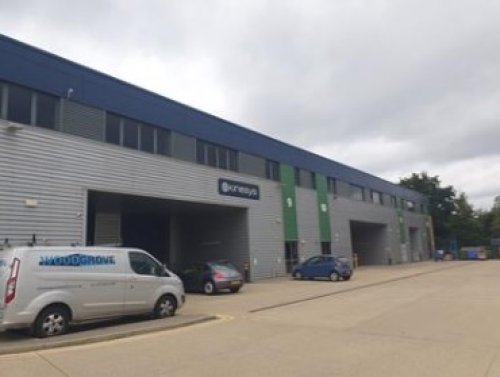Industrial / warehouse unit to let in  Hampton