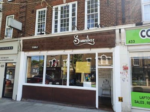 Retail unit to let in East Sheen